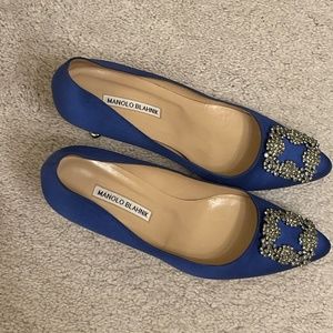 manolo blahnik blue hangisi 90 satin pumps